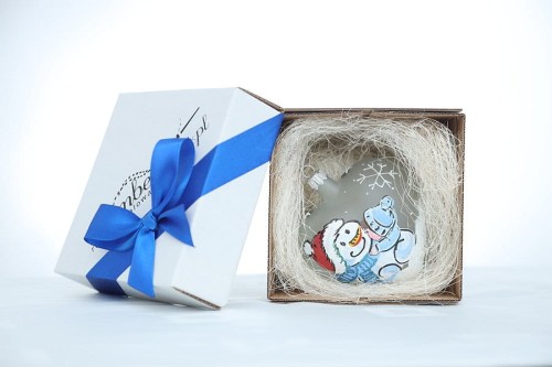 niebieska bombka serce na prezent z pejzażem