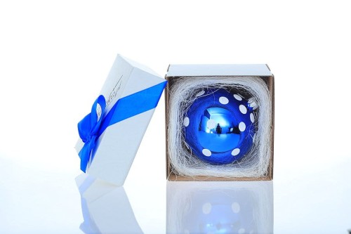 niebieska bombka w białe kropeczki