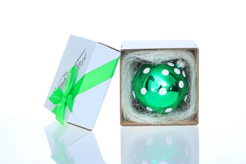 zielona bombka w kropeczki