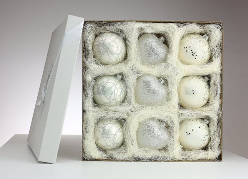 zestaw dziewięciu bombek białych na prezent